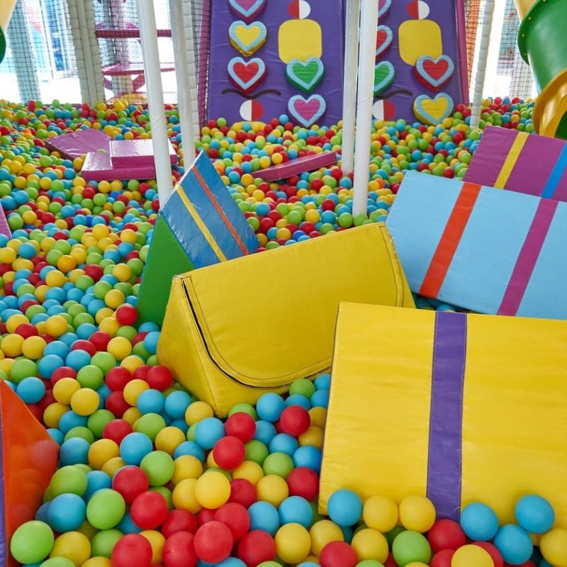 fabricacion-parques-infantiles-piscina-bolas-colores.jpg